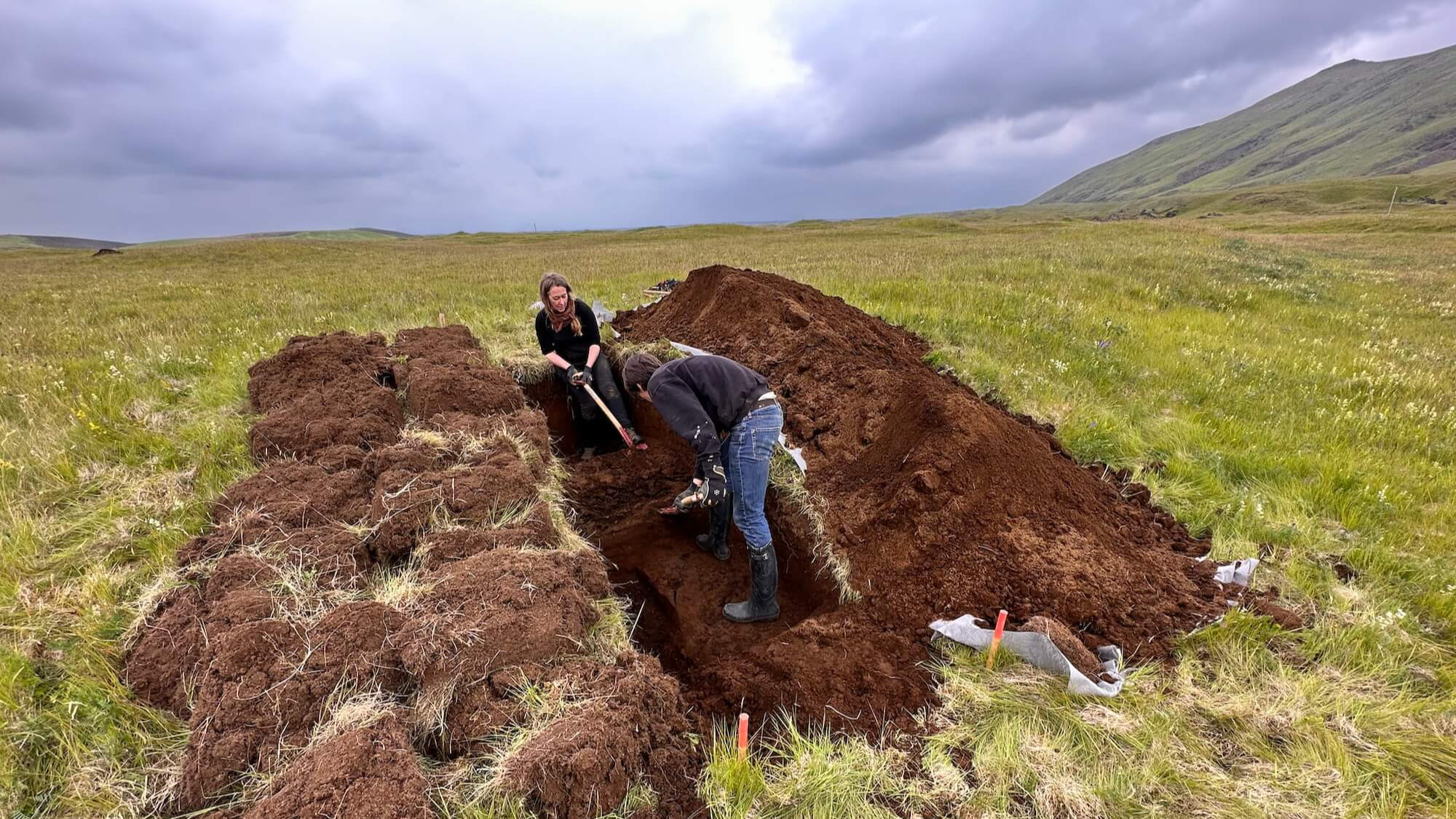 Fornleifafræðingar vinna að kortlagningu og aldursgreiningu fornaldarbyggðar við Mývatn