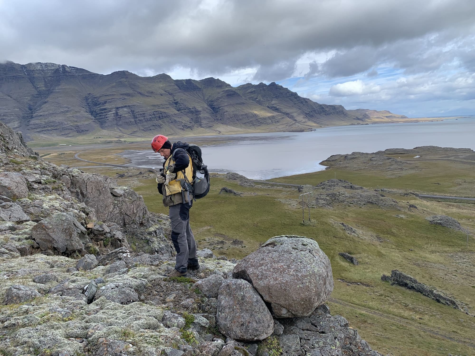 Mynd af jarðfræðingi sem vinnur að kortlagningu í Álftafirði.