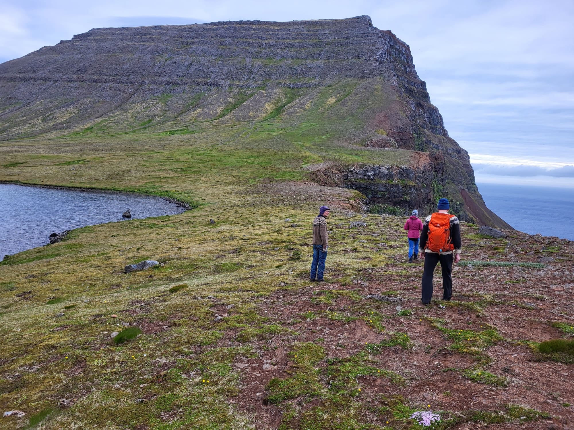 Mynd sem sýninr jarðfræðinga að störfum við kortlagningu jarðgrunns á Hornströndum