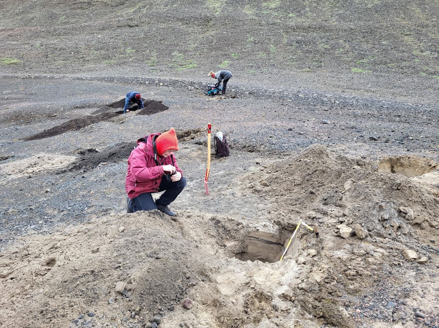 Unnið að því að taka öskulagasýni til að ákvarða aldur fornrar jökulstöðu á svæðinu milli Möðrudals og Jökuldalsheiðar